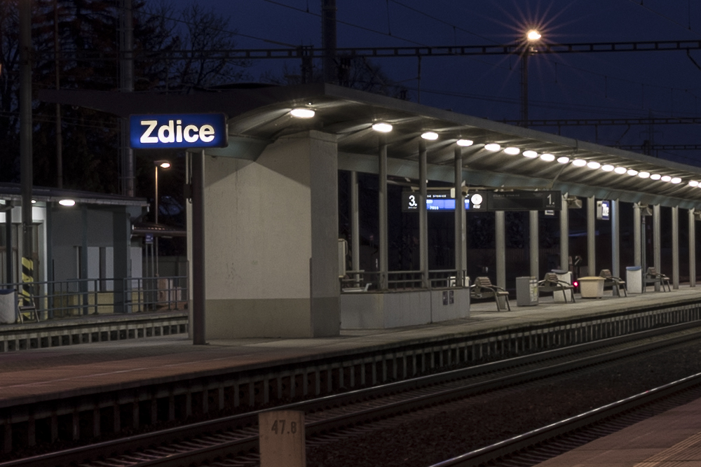 Železniční nádraží v soumraku, ořez. Fotografie zhotovená objektivem Canon RF 28 – 70 mm 1 : 2 L USM.